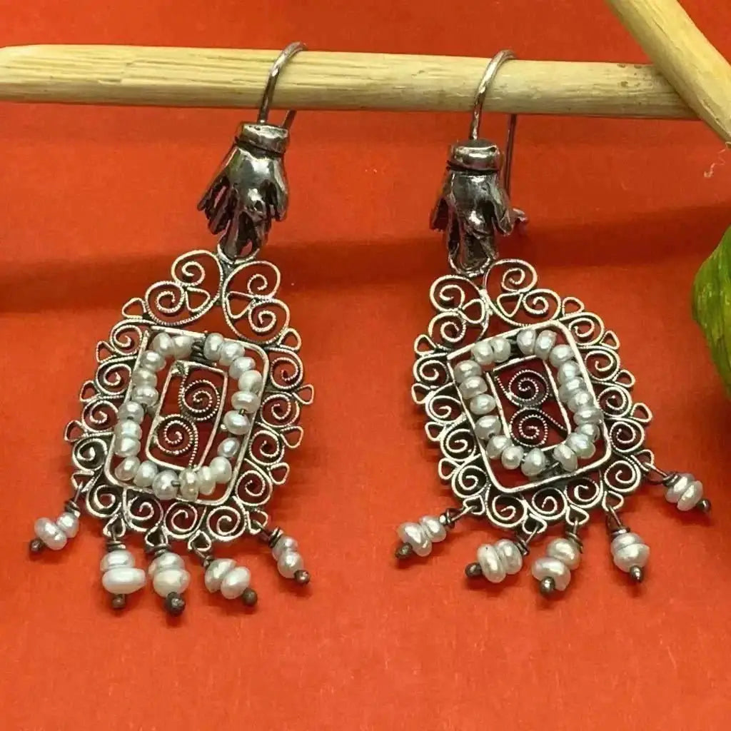 Silver filigree Mexican earrings with hand from Oaxaca