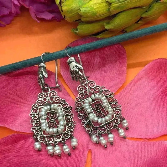 Silver filigree Mexican earrings with hand from Oaxaca