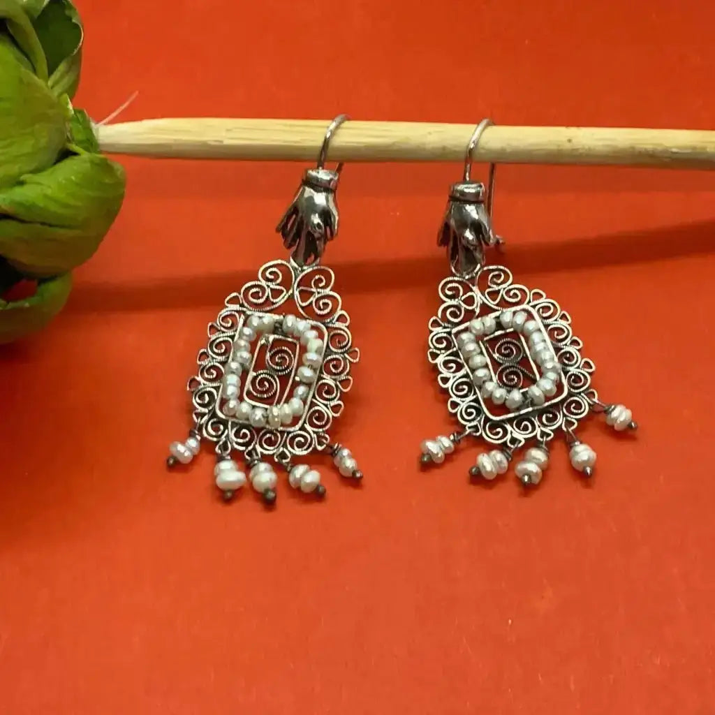 Silver filigree Mexican earrings with hand from Oaxaca