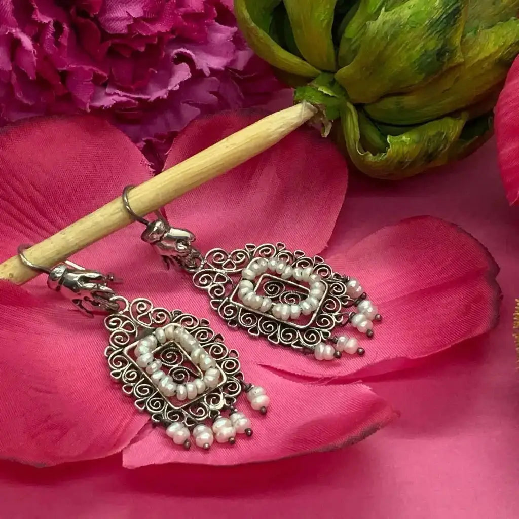 Silver filigree Mexican earrings with hand from Oaxaca